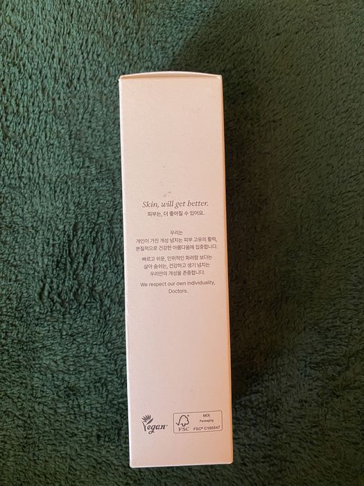 Сонцезахисний крем SPF з гіалуроновою кислотою та пептидами Doctors