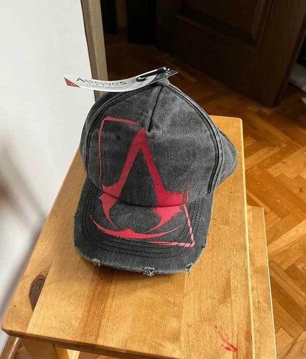 Czapka z daszkiem Assassin's Creed szara popielata z nadrukiem