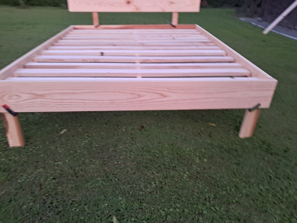 Łóżko z litego drewna plus stelaż 160x200.