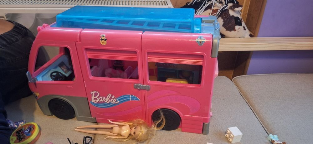 Duży Kamper Barbie z wyposaże plus garderobaniem