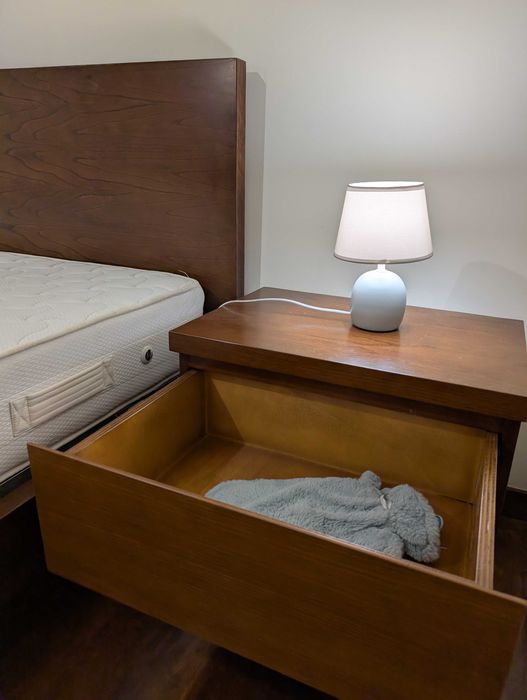 Conjunto de Quarto–Cama King + Estrado e Colchão + 2Mesas de Cabeceira