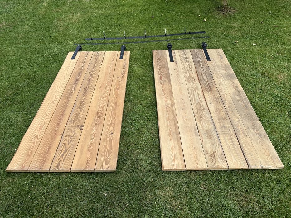 Drzwi przesuwne ze starych desek jodłowych, drewno szczotkowane