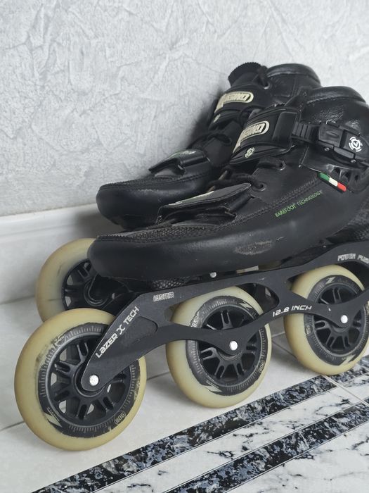 Patins de velocidade e mala de viagem