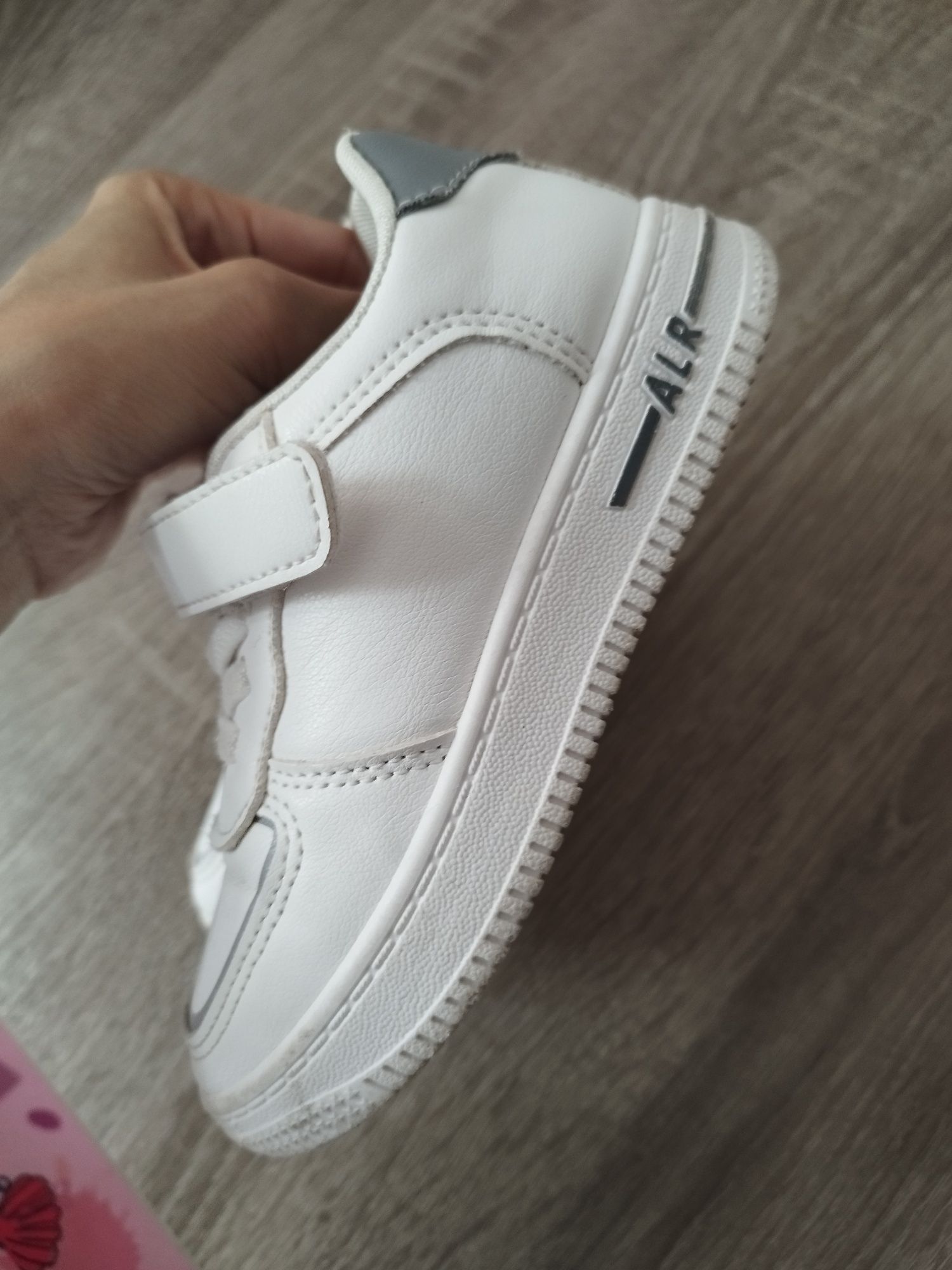 Белые кроссовки на 27 размер