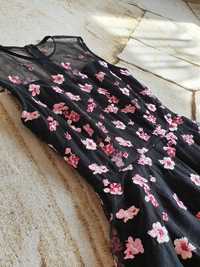 Czarna sukienka z haftowanymi kwiatami