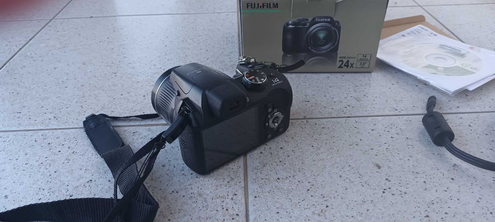 Máquina fotográfica FujiFilm FINEPIX S3200 (14 MP) - ótimo estado