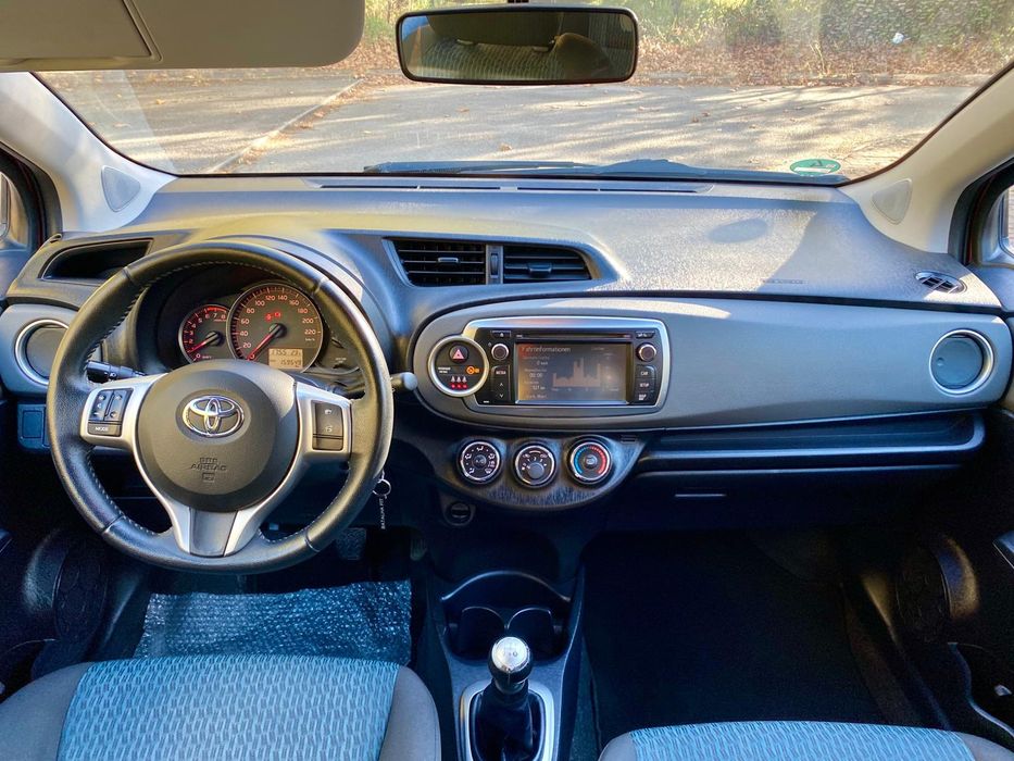 Toyota Yaris bordeaux