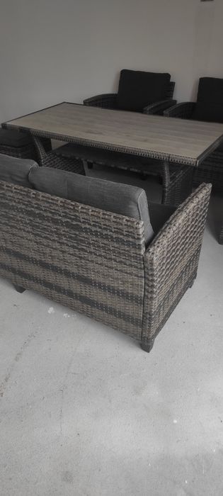 Stół sofa fotele hockery piękny komplet ratanowy