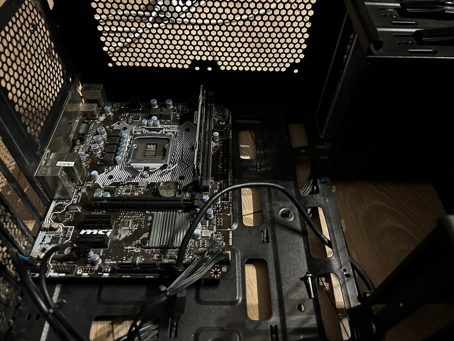 Obudowa do komputera wraz z USZKODZONA plyta glowna