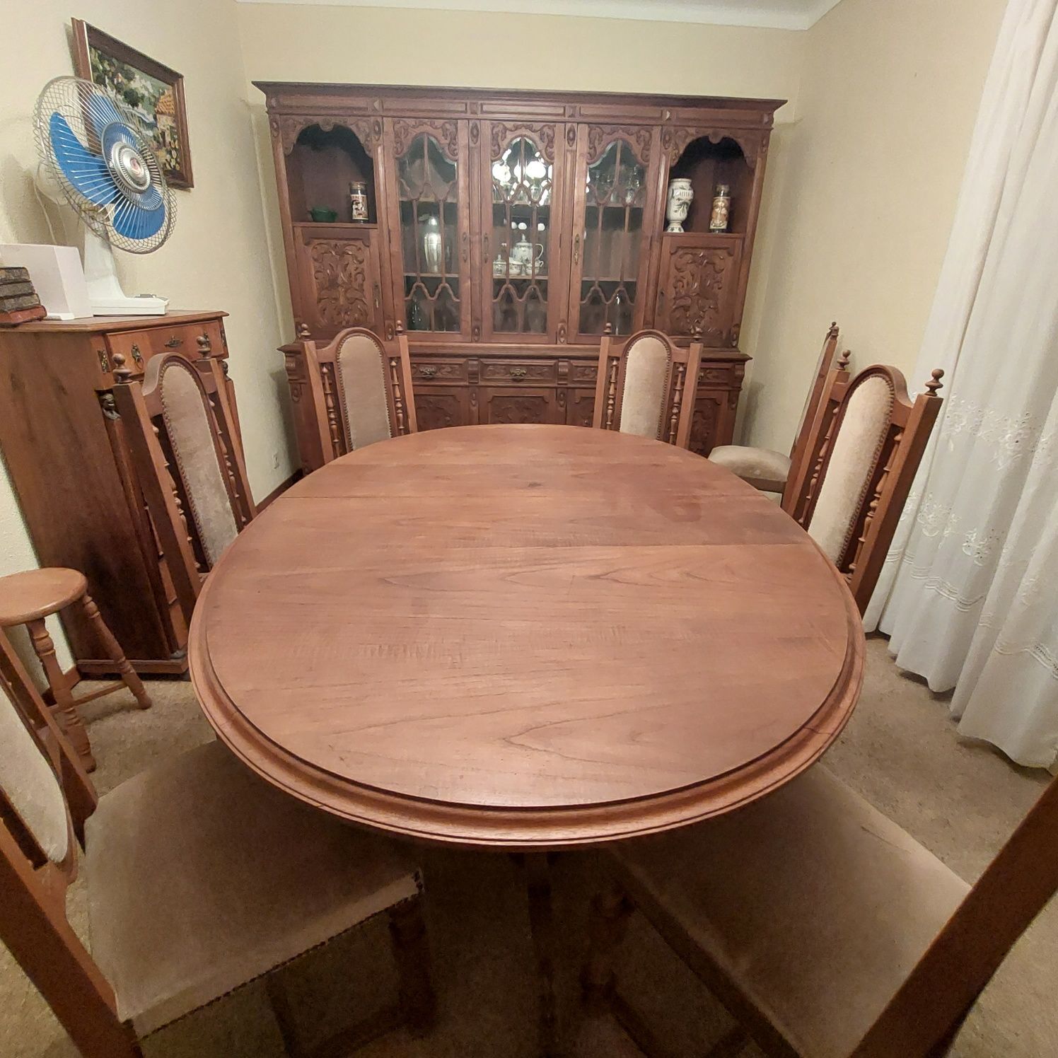 Mesa de sala de jantar com 8 cadeiras