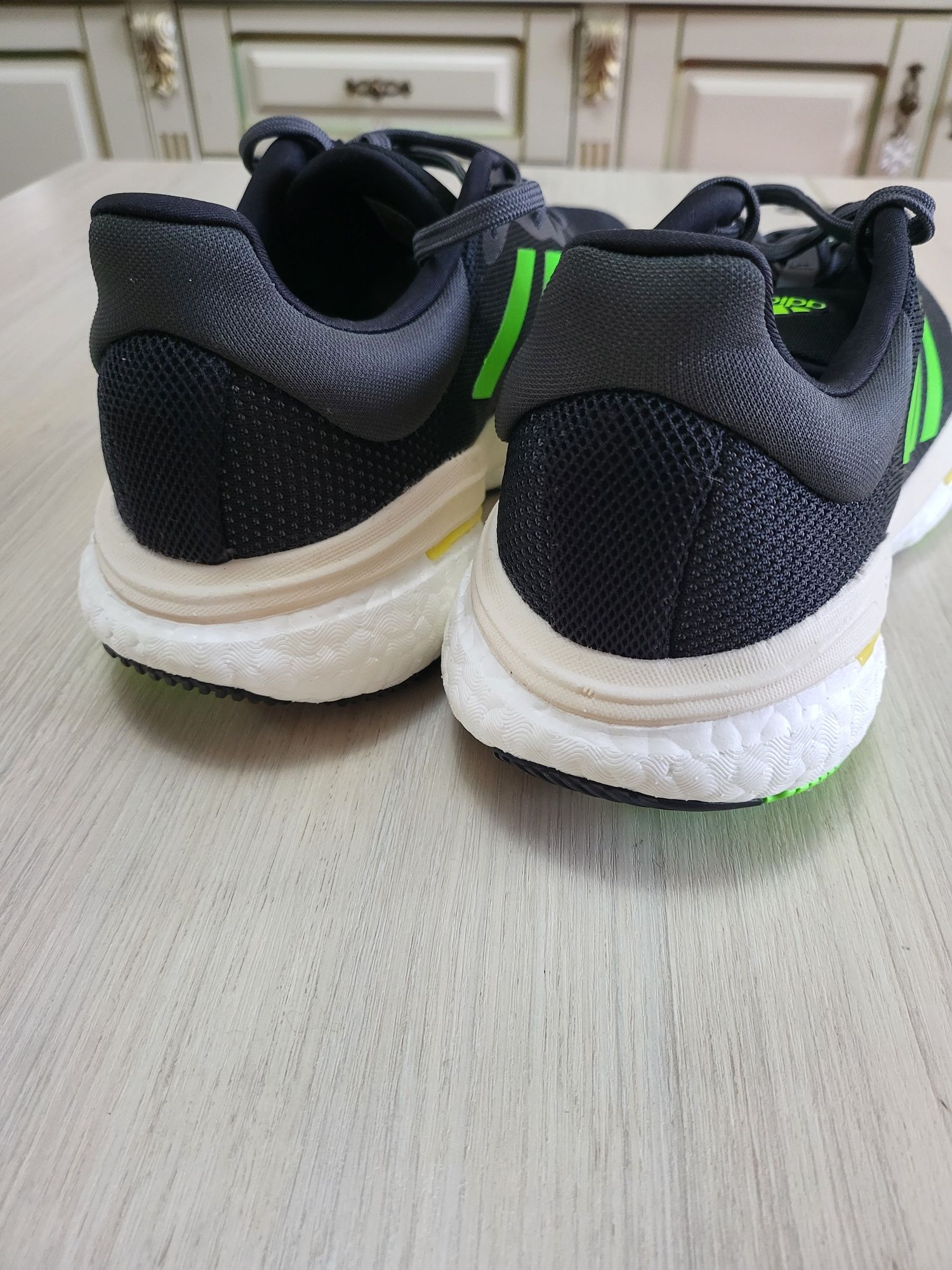 Кросівки для бігу Adidas Solarglide 5 Boost.