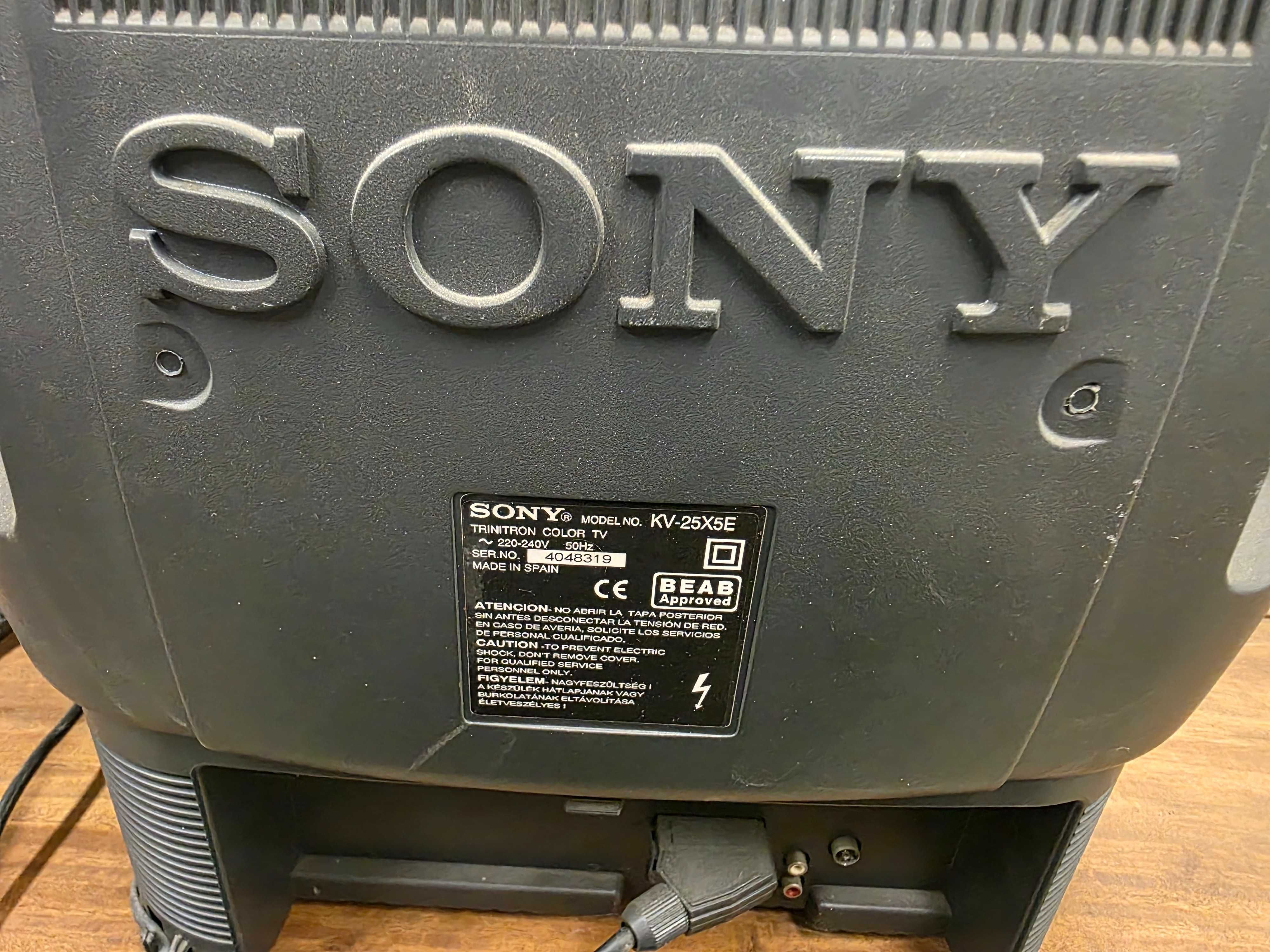 Televisão Sony trinitron grande com tdt