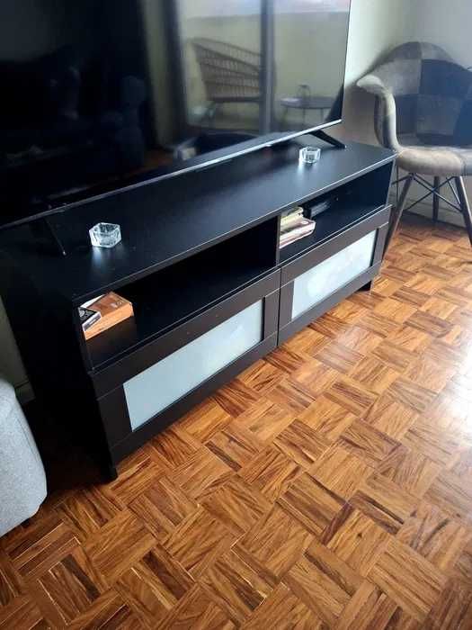 Móvel televisão preto com 2 gavetas grandes