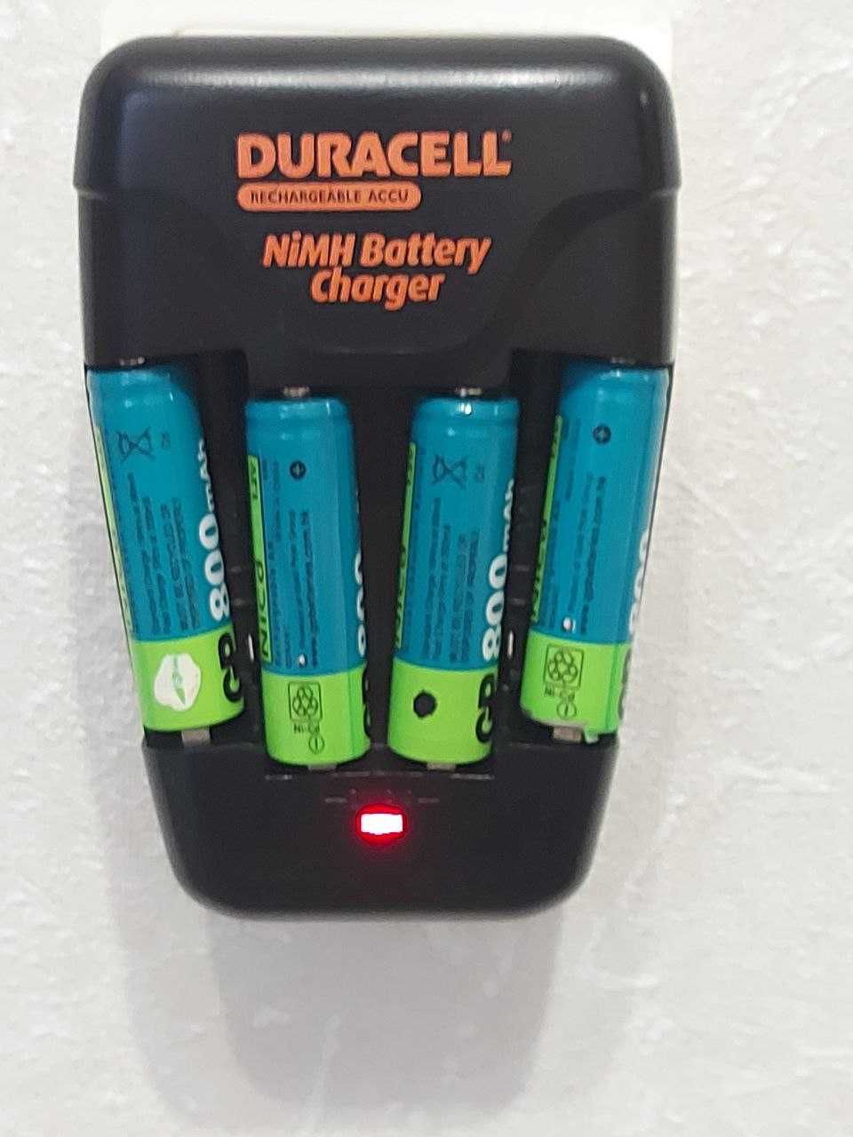 Зарядное устройство для аккумуляторов AA, AAA Duracell CEF14KTNEU