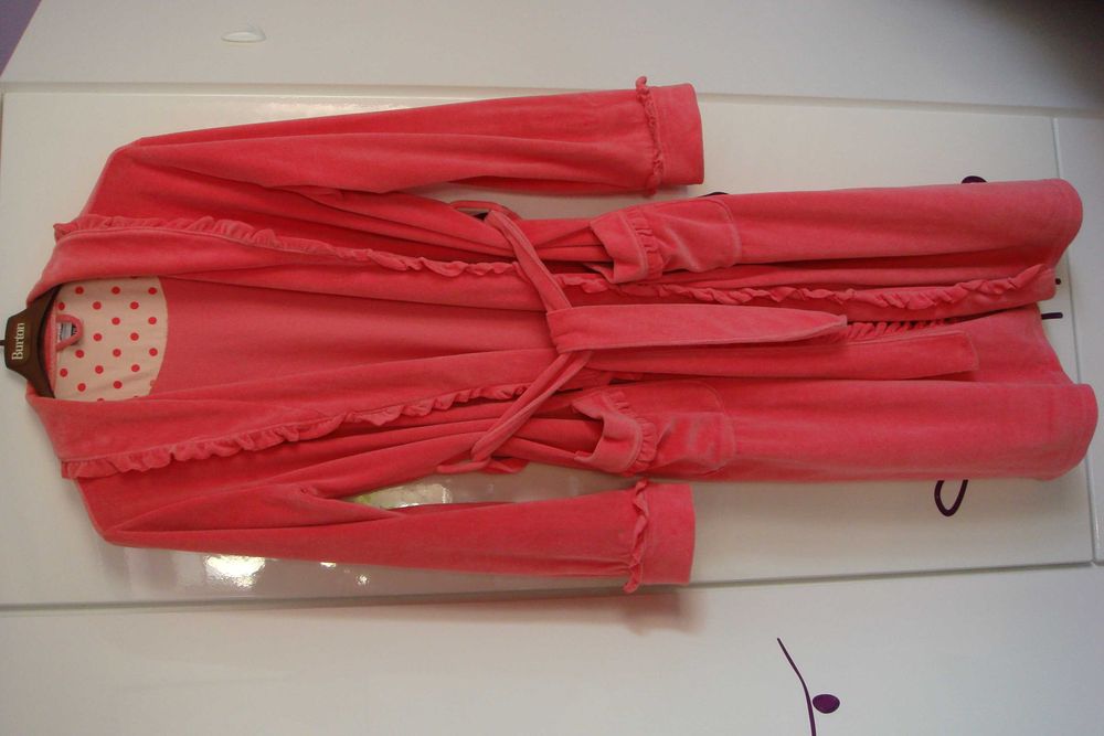 szlafrok ciemny róż zdobiony falbanką