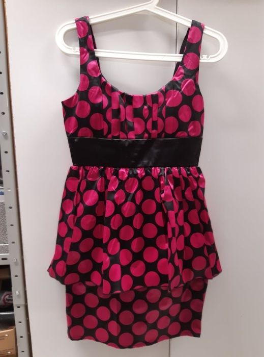Vestido rosa com bolinhas pretas