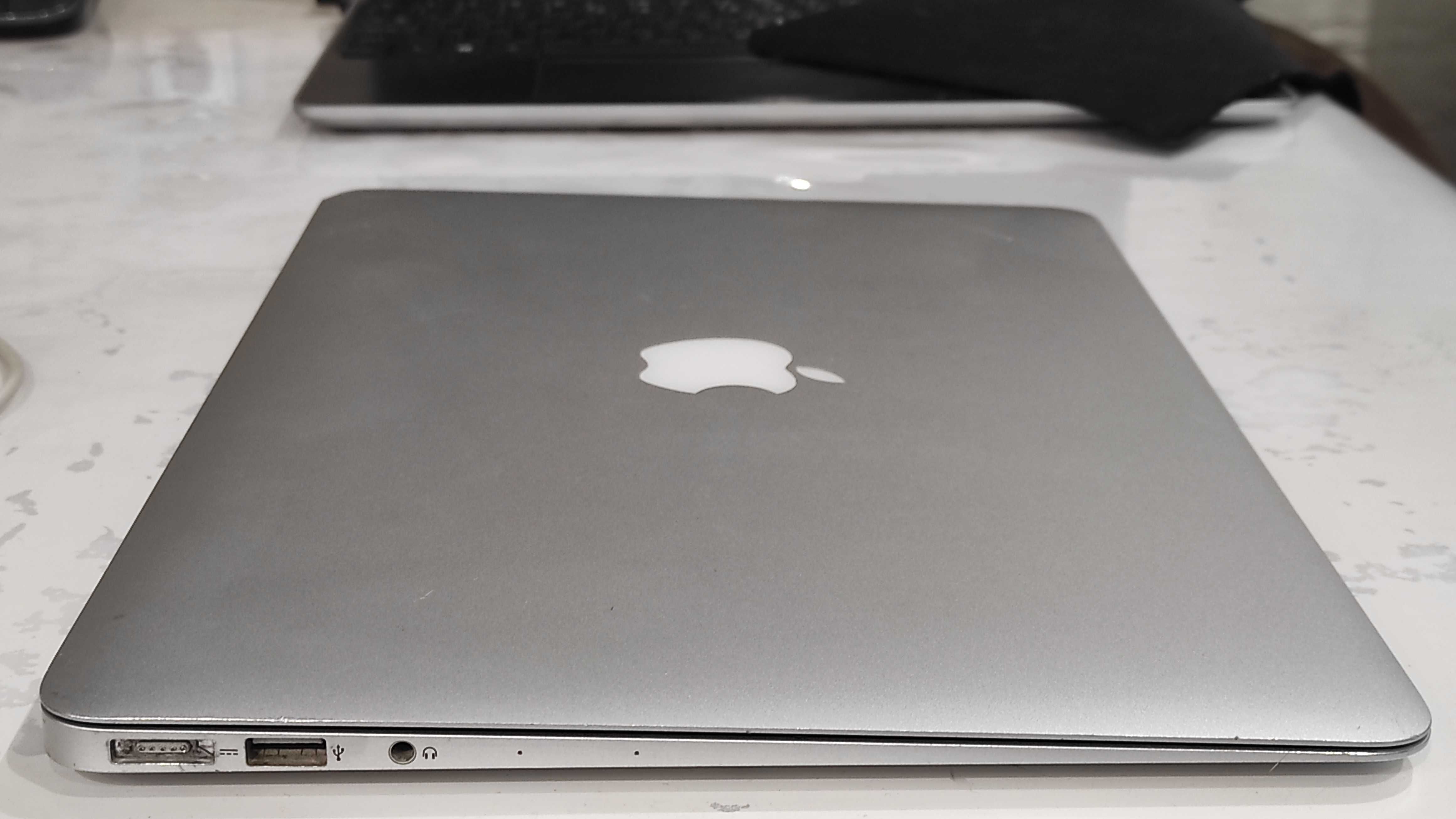 Apple MacBook Air 13" 2015 I5-5250/ 4Gb /Graphics 6000 /SSd256