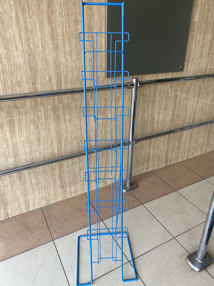Stojak metalowy na katalogi
