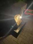 Lampa betonowa  z łańcuchem