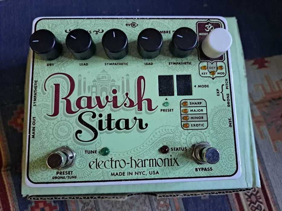 Pedal Electro-Harmonix Ravish cítar com fonte de alimentação