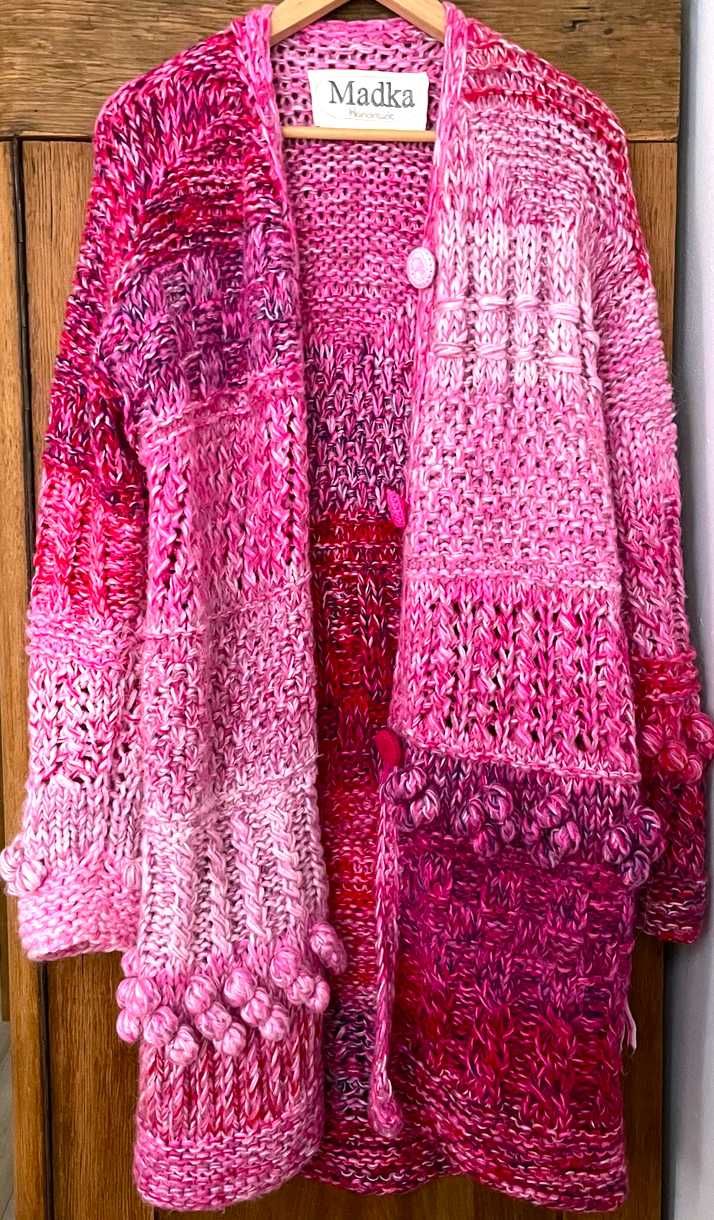 Kardigan płaszcz handmade sweter Madka różowy frędzle bąble