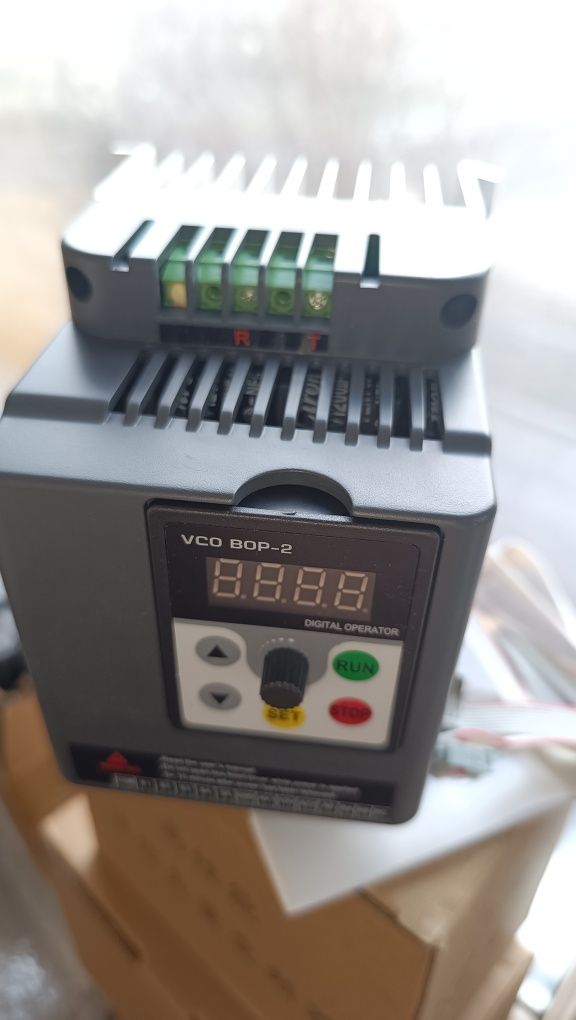 Повышающий Частотник преобразователь частоты 2.2 кВт 220v в-на-to-380v