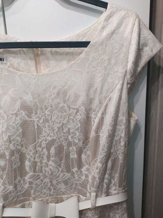 Koronkowa sukienka 48