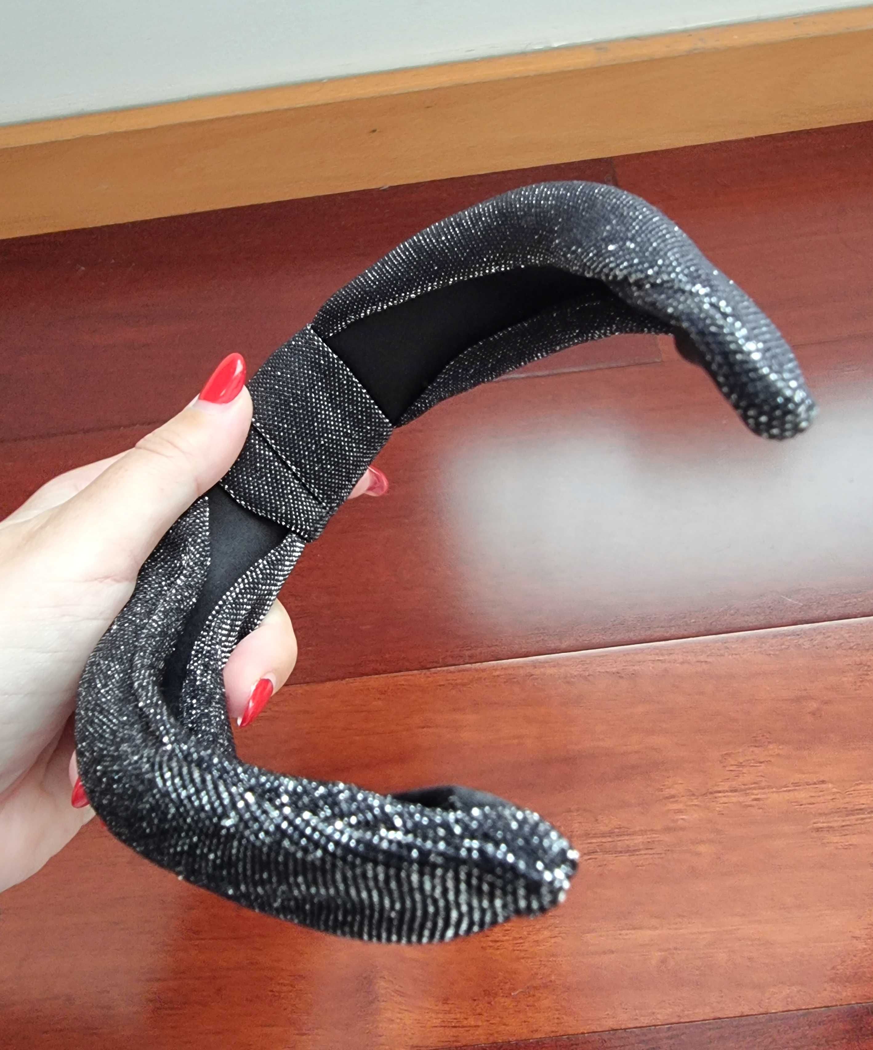 Fita de cabelo com brilhantes
