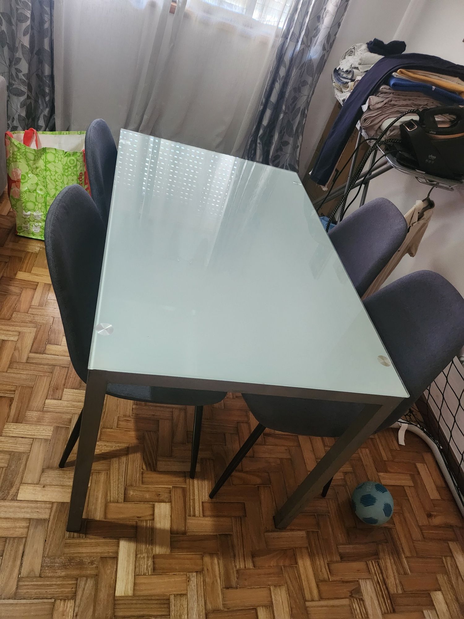 Mesa e cadeiras .