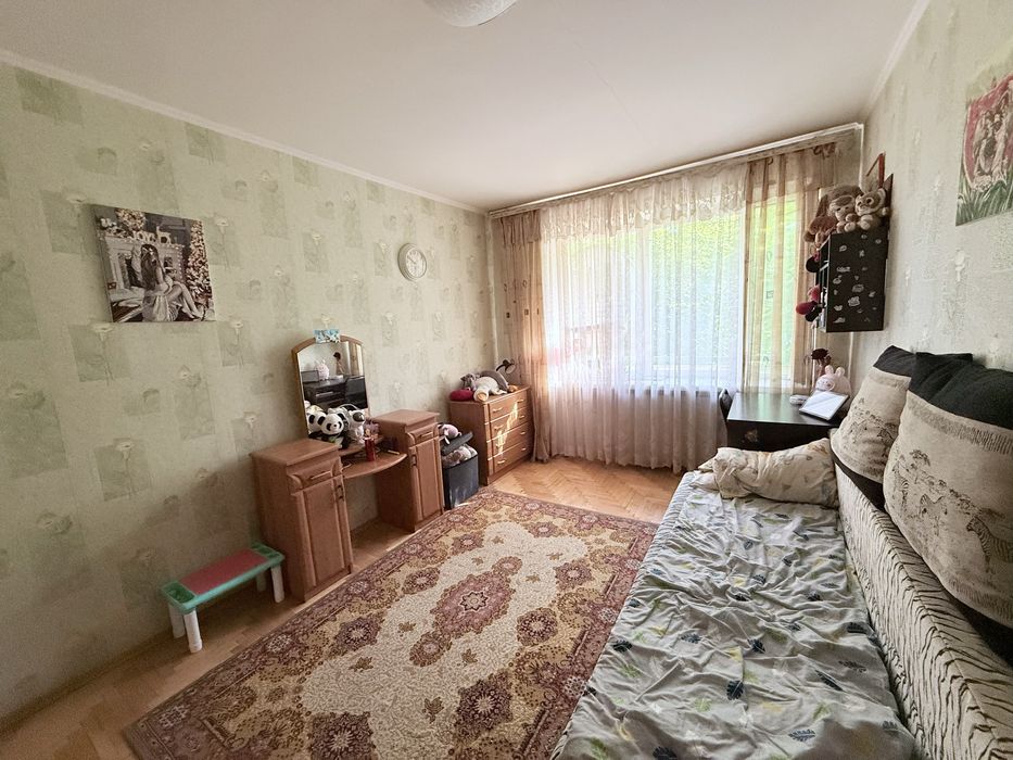 Трикімнатна квартира поряд з Дастором