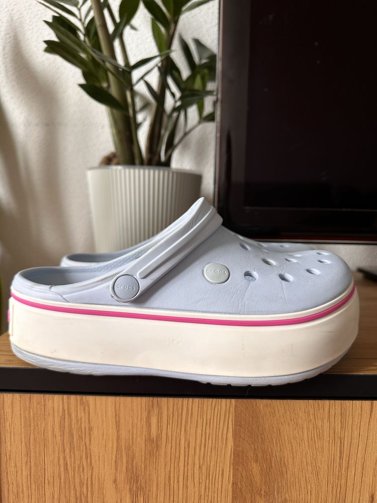 CROCS на платформі