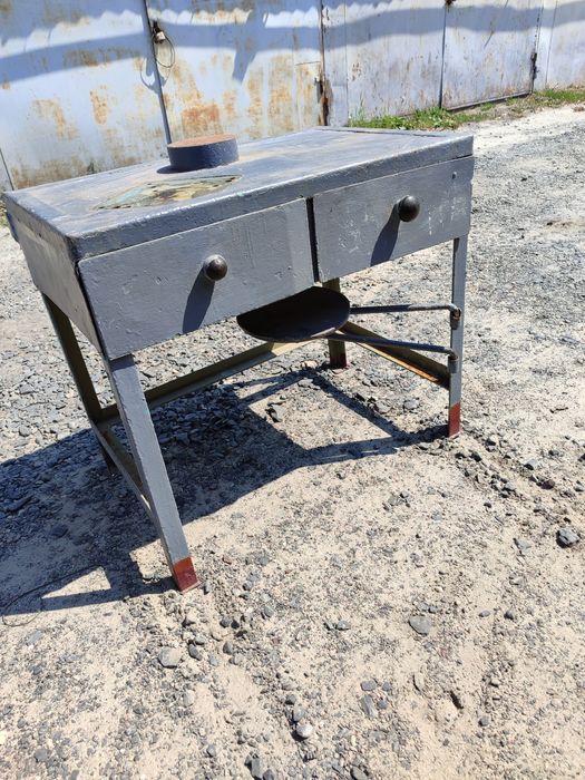 Продам верстак для гаража с  выдвижными ящиками.