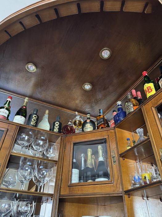 Movel de canto em madeira (bar)