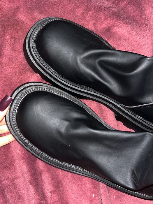 Ботинки нові з якісної еко-шкіри,з зручною блискавкою ззади.