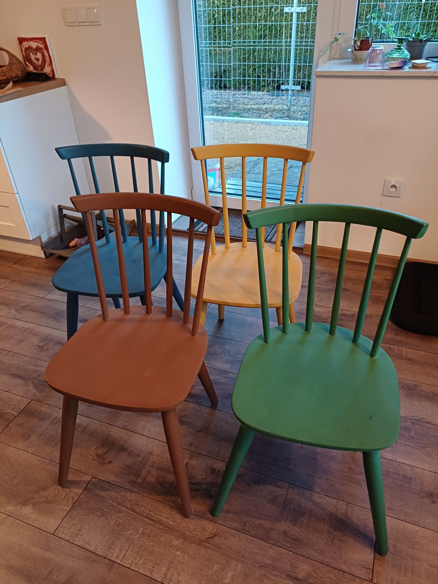 Zestaw krzeseł drewnianych