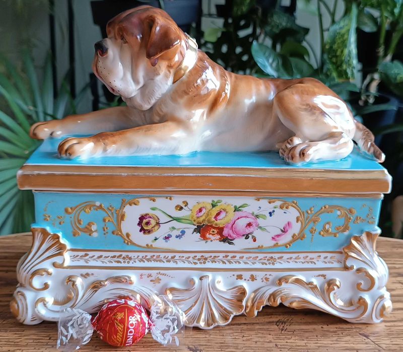 Porcelanowy kałamarz z figurą bernardyna / bullmastifa.