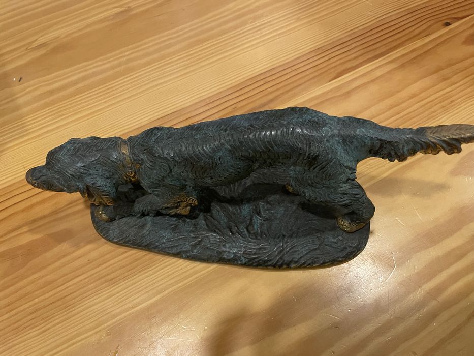 Escultura de cão setter em bronze