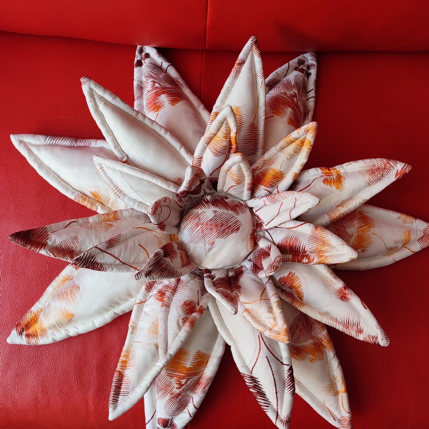 Poduszka 3 D kwiat lotosu. Dzień Matki.
