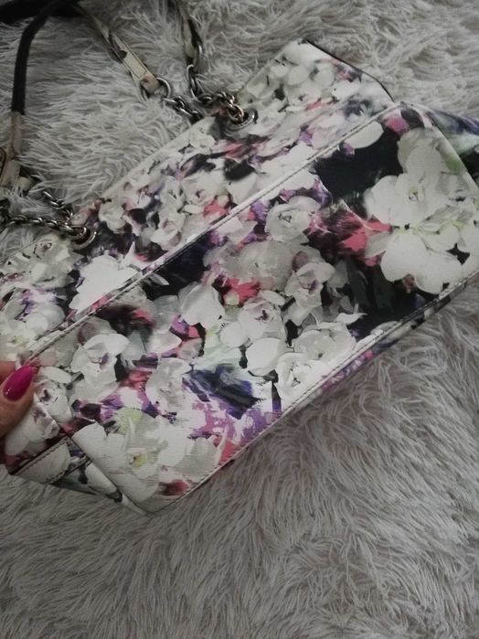 torebka Guess w kwiaty pojemna A4