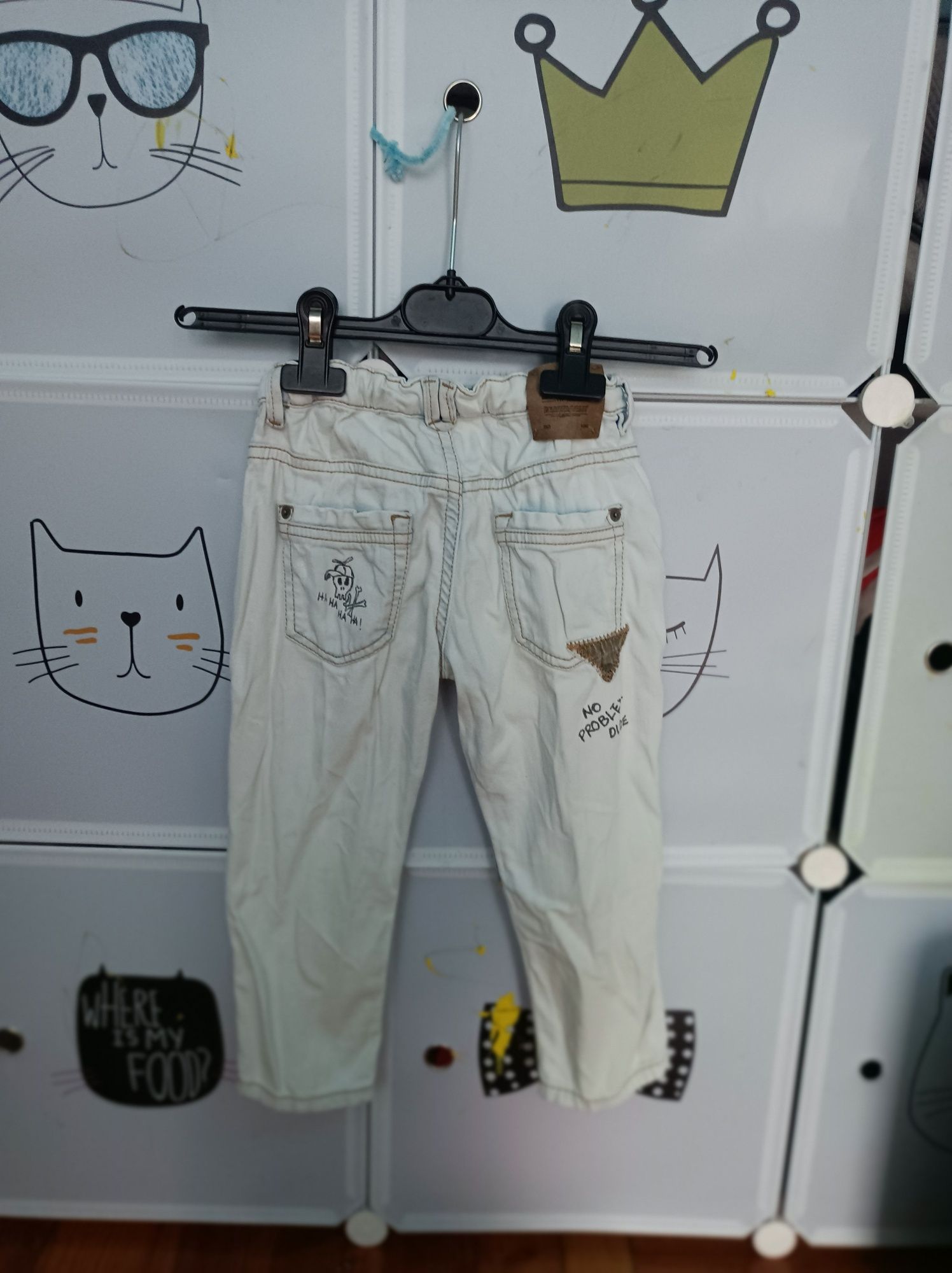 Jasne jeansy z dziurami napisy Zara kids 104 unikat niespotykane