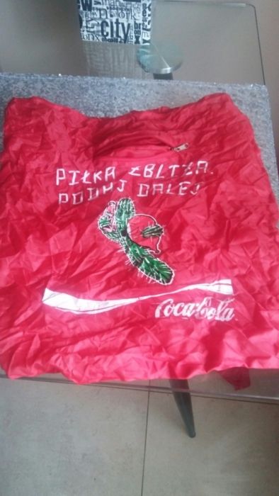 Worek czerwony Piłka zbliża torba Coca cola podaj dalej mundial jak Ni