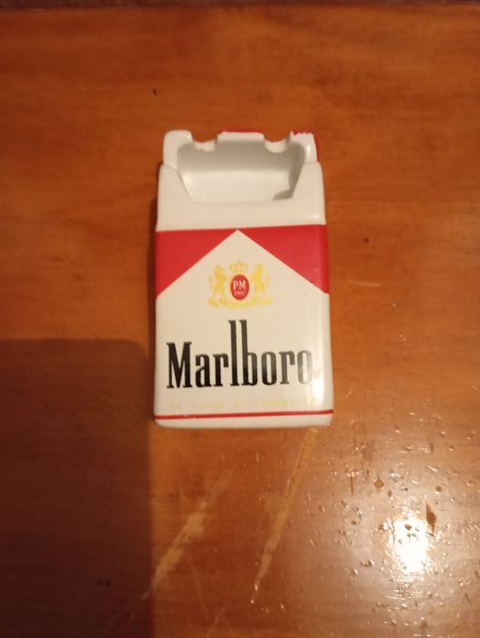 Cinzeiros novos da Marlboro e camel