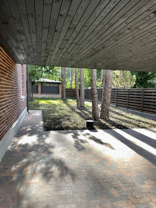 Дом в коттеджном городке в лесной Буче.