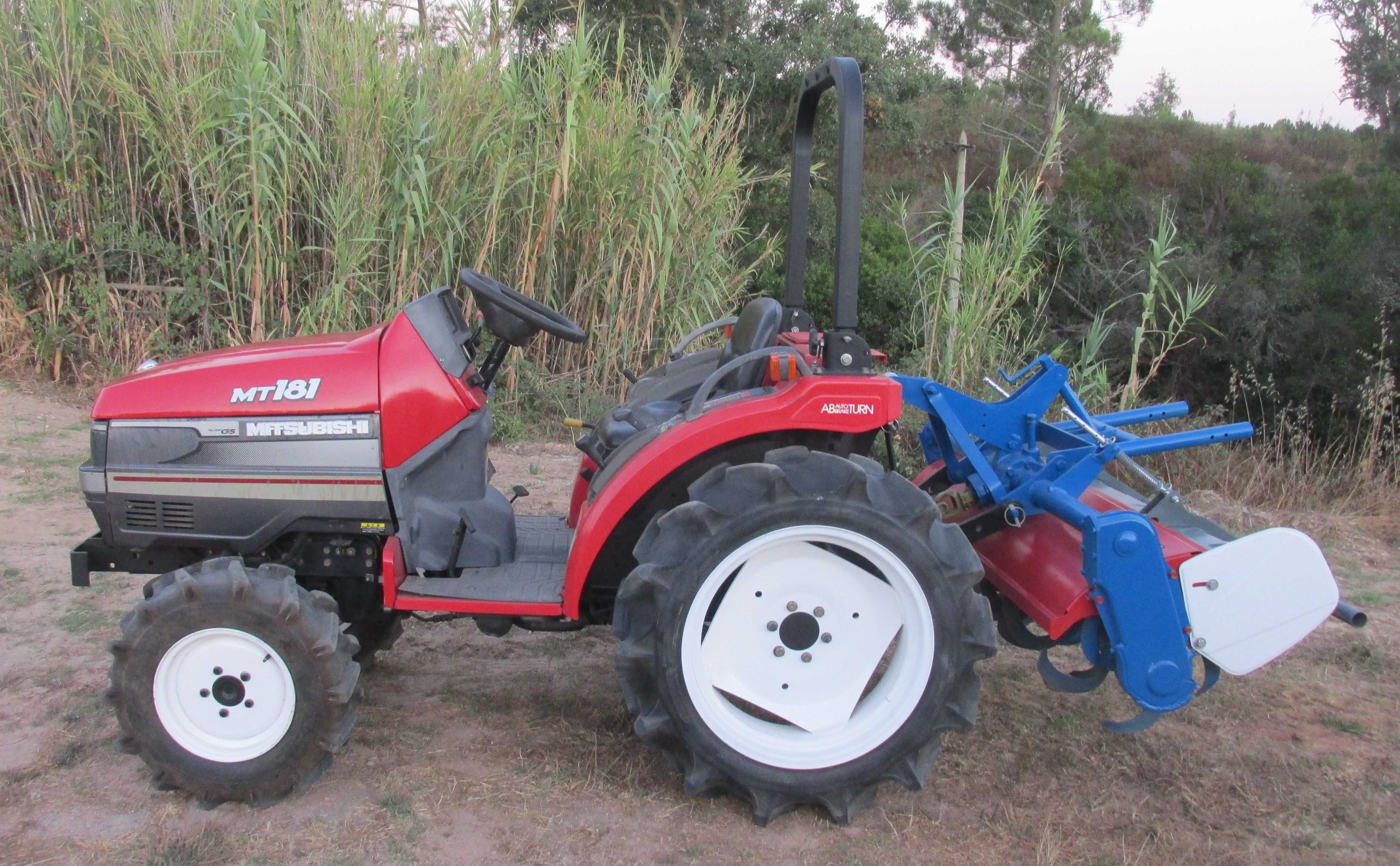 Trator Mitsubishi MT 181 com Alfaia