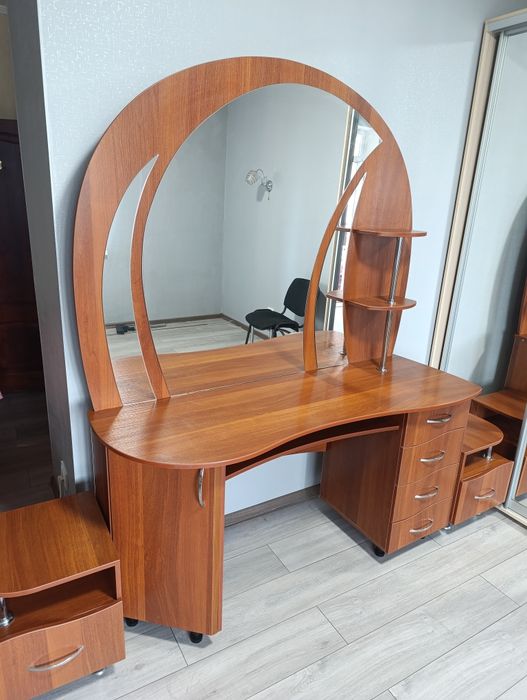 Трюмо с тумбочками .