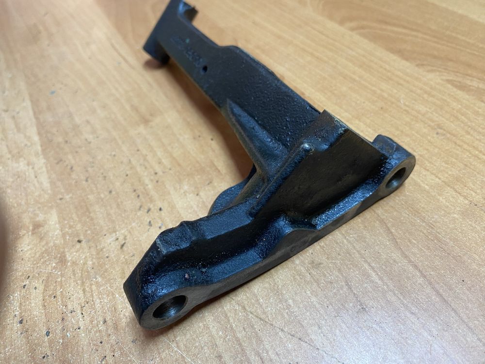 Кронштейн опора двигателя toyota 2.2 d4d 33118-05010