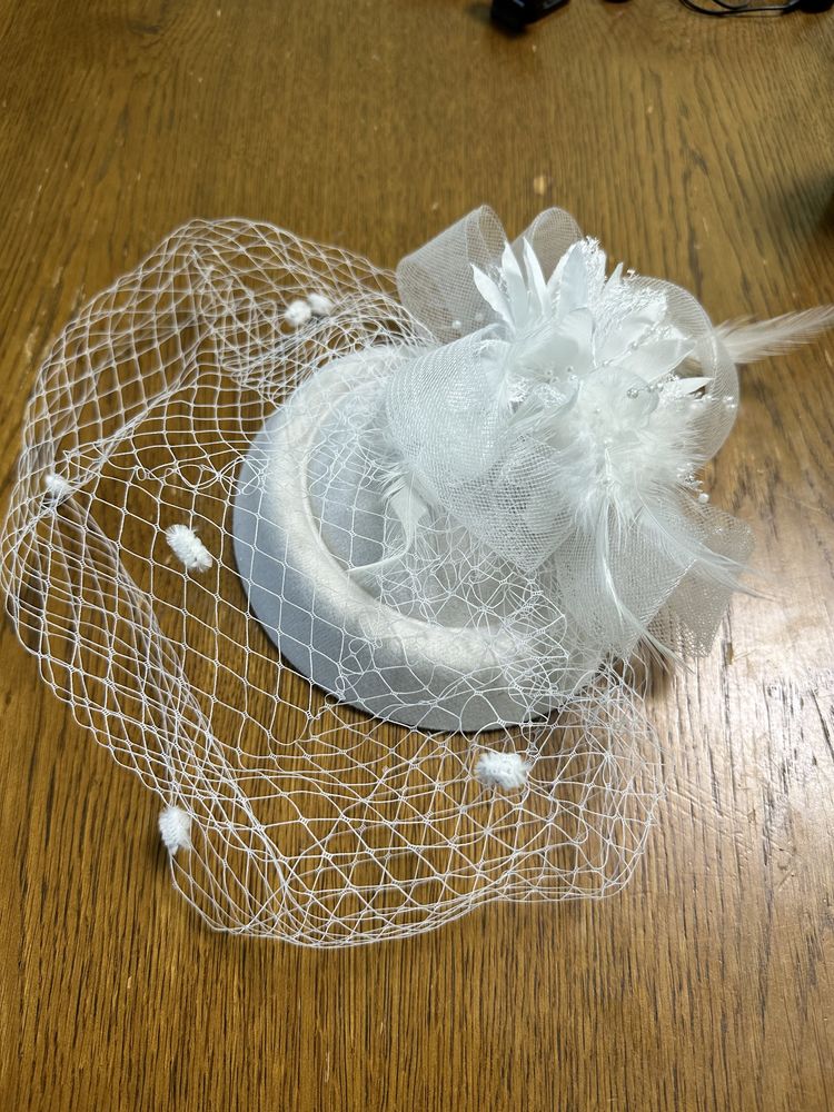 Вуалетка біла весільна шляпка