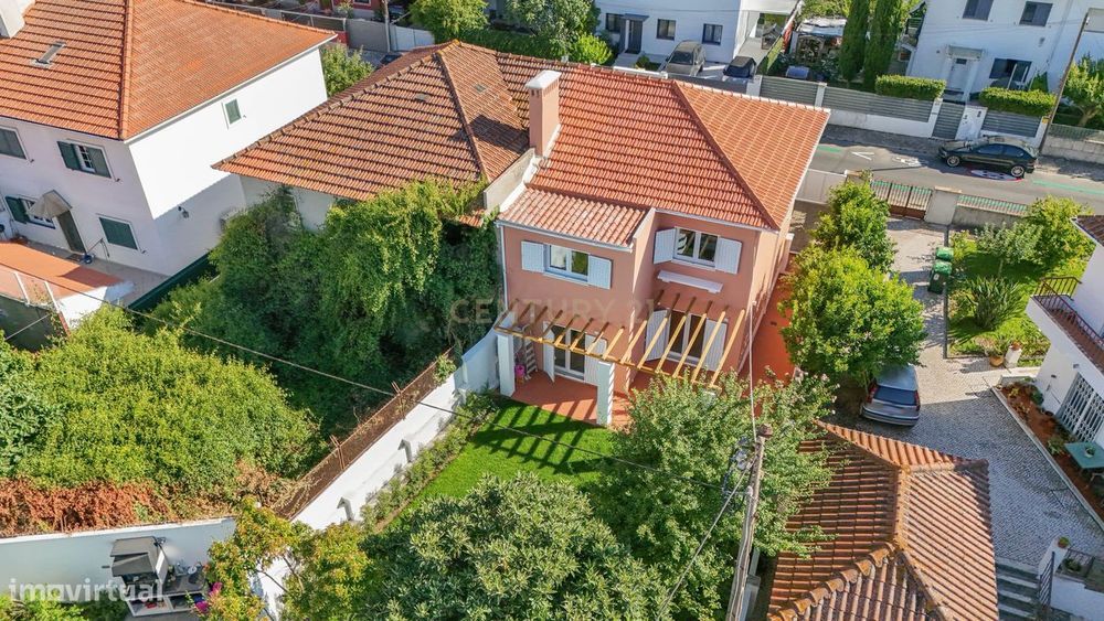 Moradia T3 com Logradouro no Bairro da Encarnação