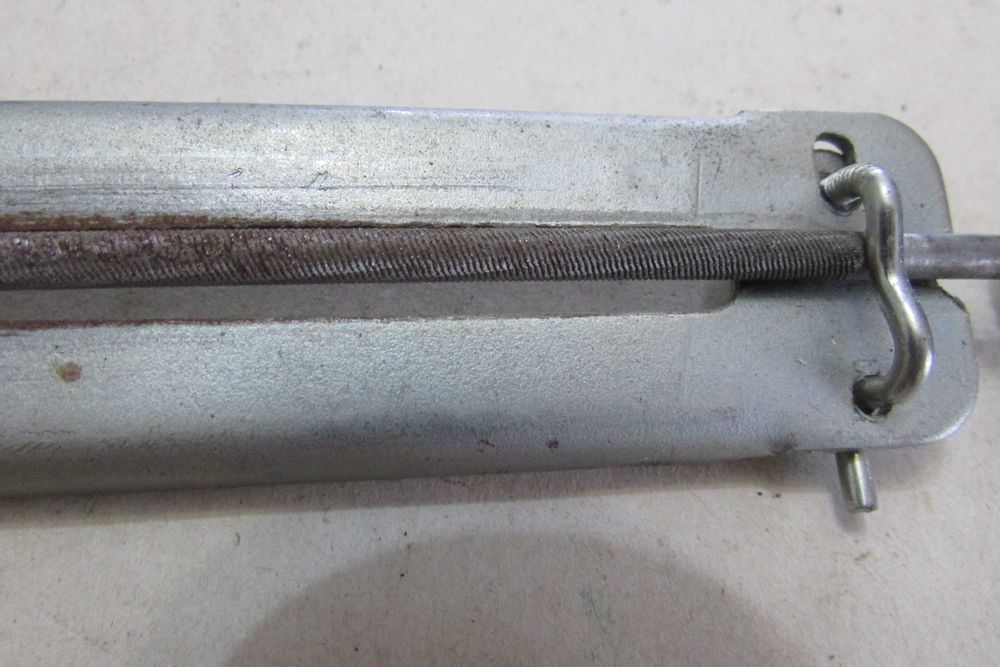 Приспосіблення для гостріння ланцюгових пил.