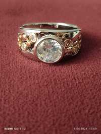 Ażurowy zloto-srebrny pierścionek wysadzany